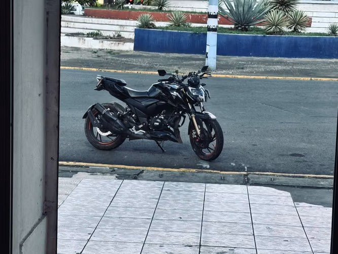 TVS Apache RTR 200 2025 - foto 1