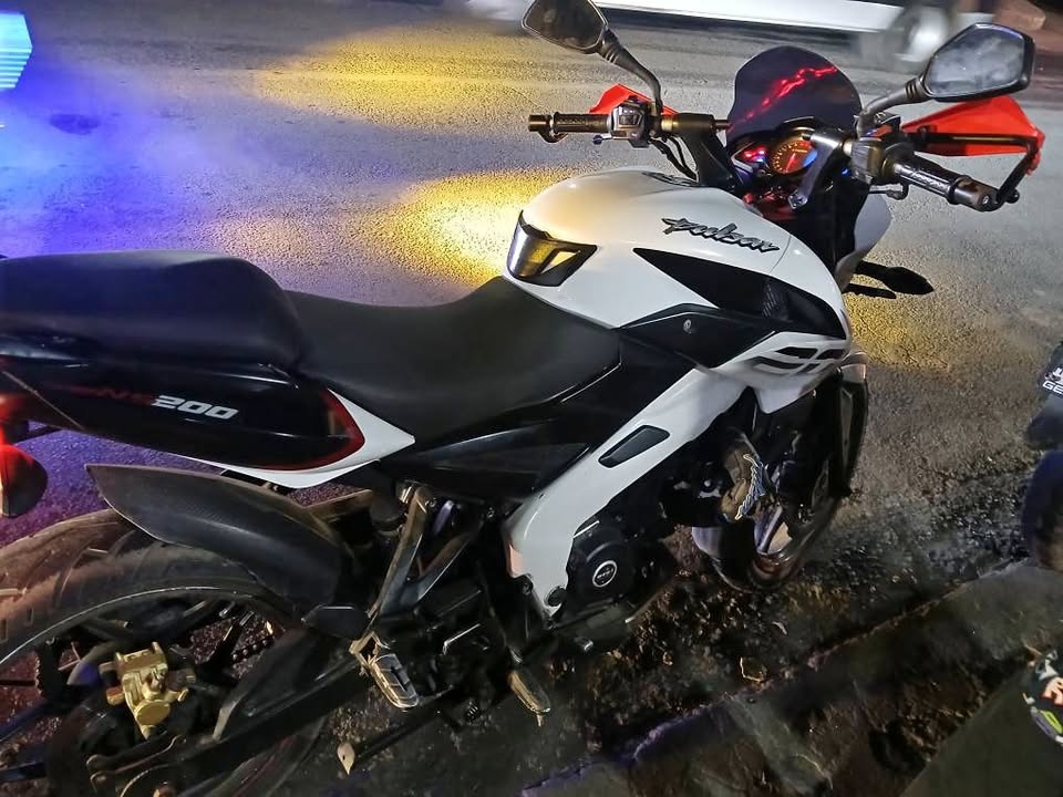 2023 Bajaj Pulsar 200 in pecable tansolo 19 mil klm solo seba amontars